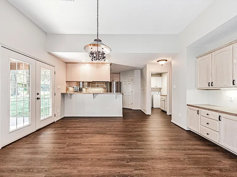 410 Cherry Hills Dr — Photo 2