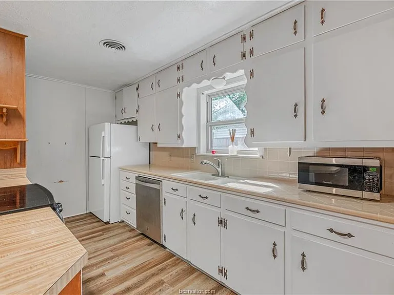 902 Holik Dr — Photo 11