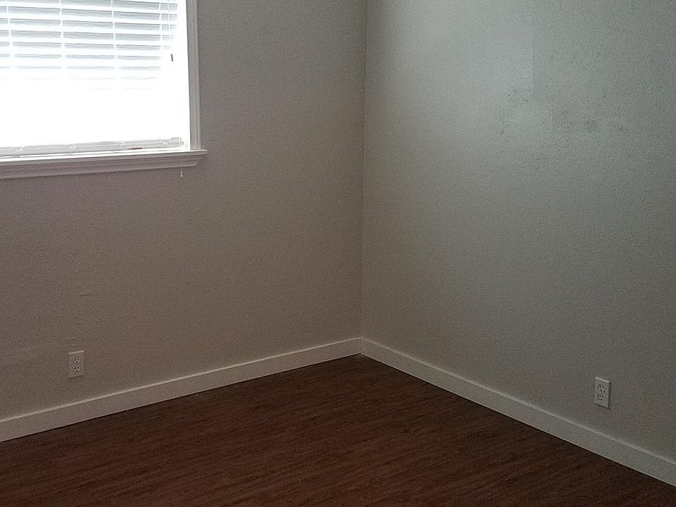 2nd image of 2505 Louise St APT 104