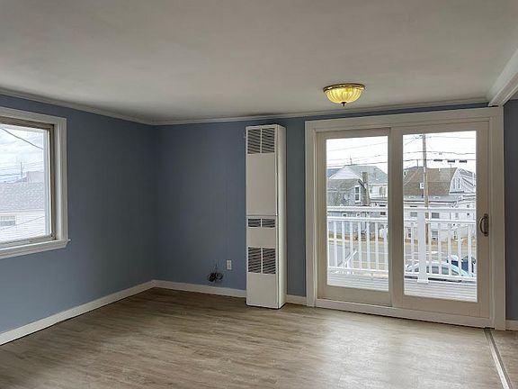 3rd image of 190 Ashworth Ave #3A