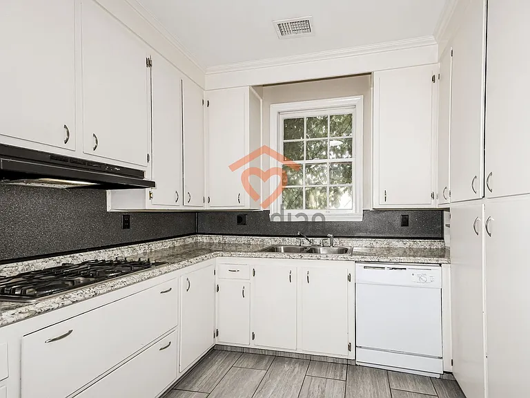 931 Ashley Ave — Photo 5