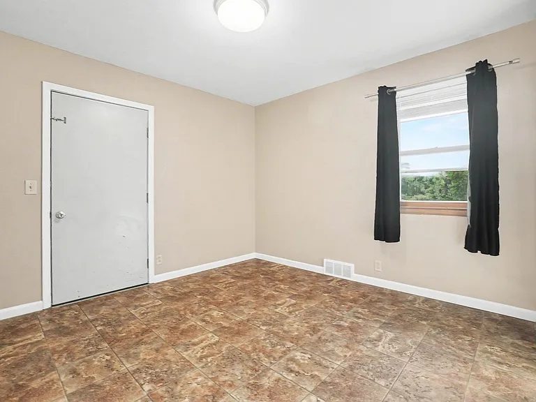 6767 Military Ave — Photo 8
