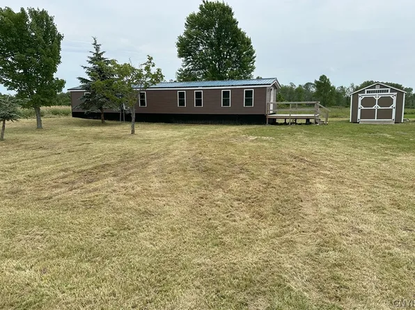 10542 Middle Rd, Dexter, NY 13634