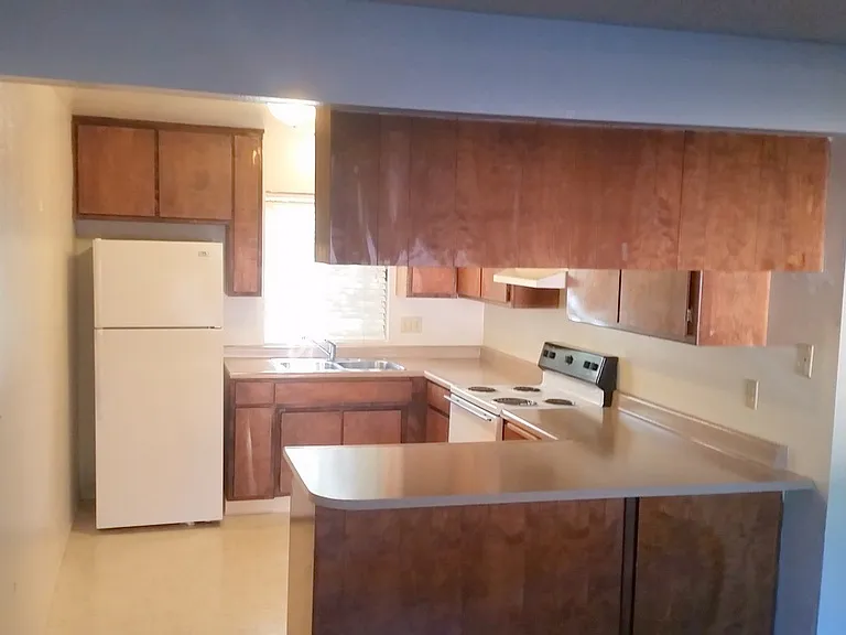 985 Salem St — Photo 2