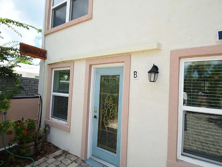 403 N Oleander Ave #B — Photo 2