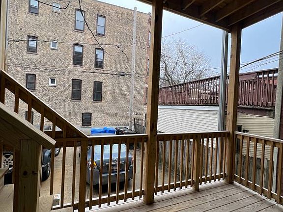 2nd image of 1037 N Hoyne Ave APT 1