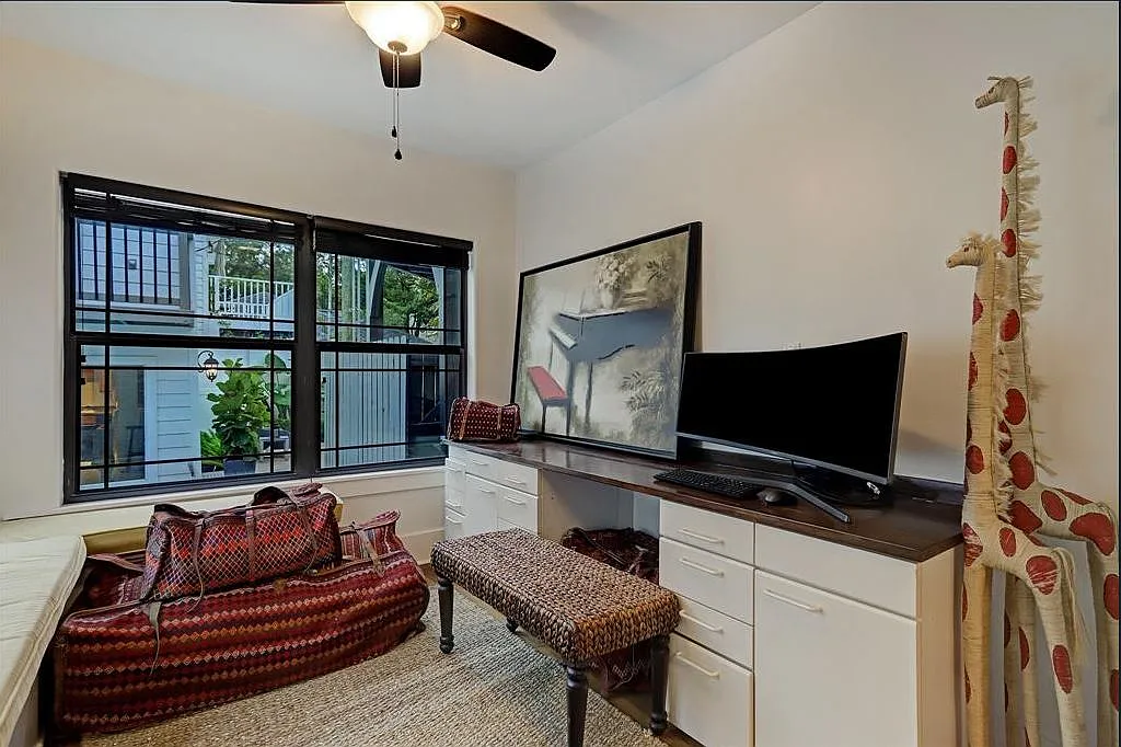 1 bed, 1500 sqft, $2,100 — Photo 2