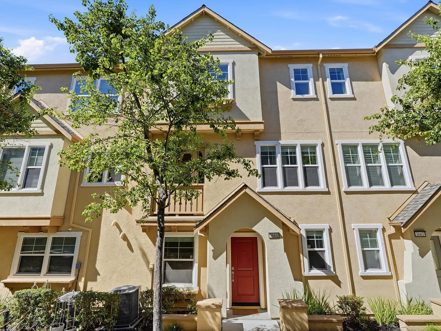 3 bed, 2.5 bath, 1593 sqft, $3,999 — Photo 1
