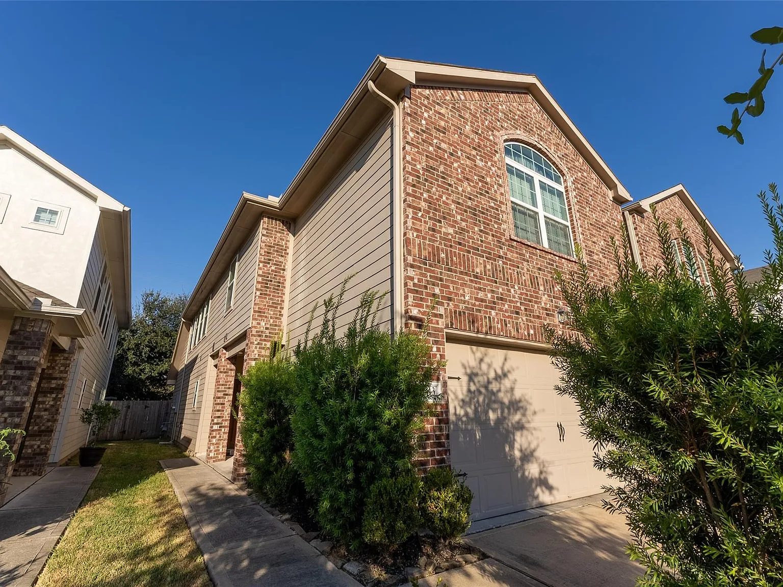 3 bed, 2.5 bath, 2270 sqft, $2,100 — Photo 2