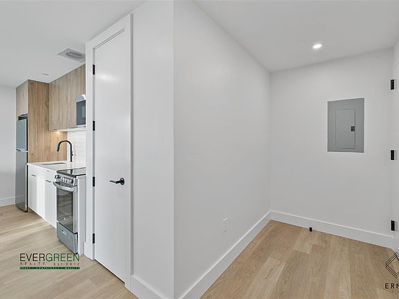 4th image of 80 Linden Blvd #5R