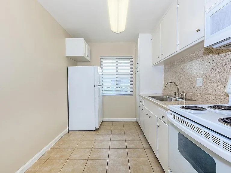 Fresno Terrace Apartments — Photo 12