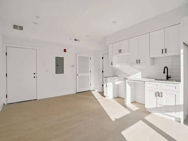 2402 W Montgomery Ave #4 — Photo 1