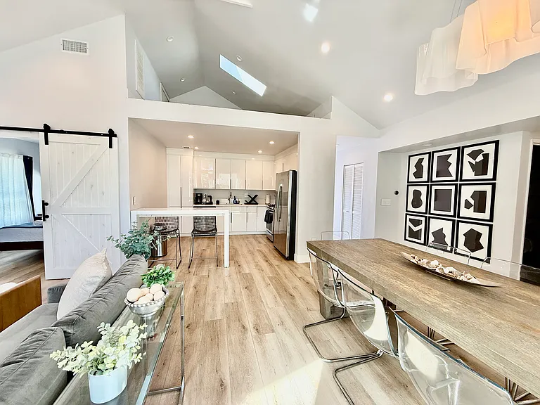 928 E 66th St #1 — Photo 3