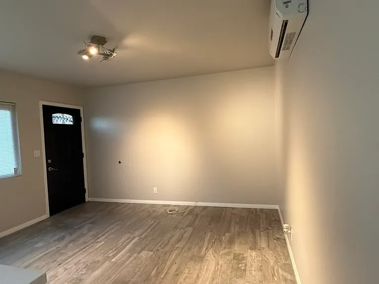 404 S Heliotrope Ave — Photo 2