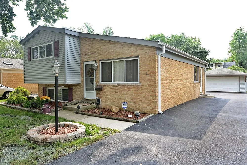 327 W View St photo 1
