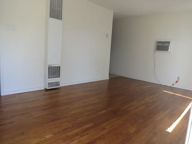 4614 S Crockett St — Photo 2