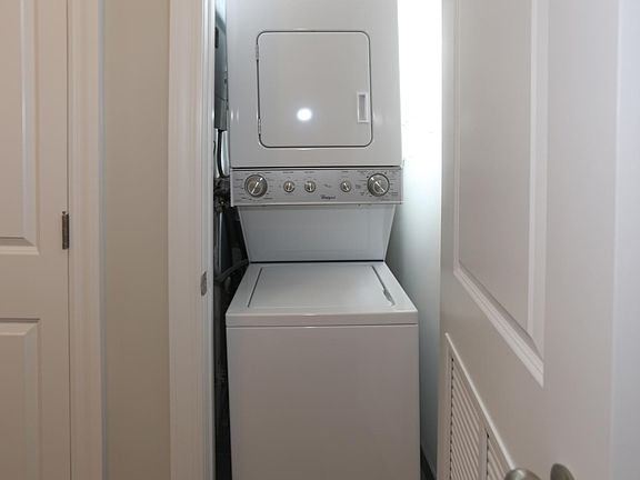 5th image of 3854 N Southport Ave #3