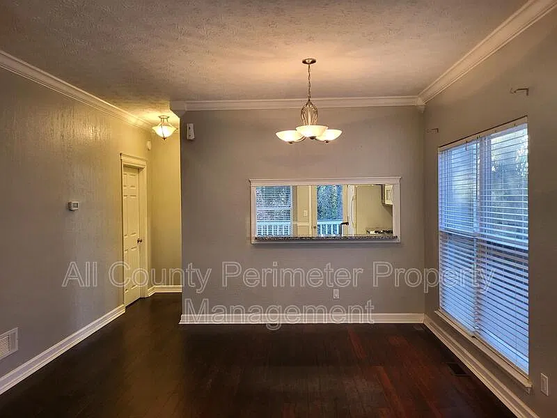 3 bed, 2.0 bath, 2199 sqft, $1,995 — Photo 3