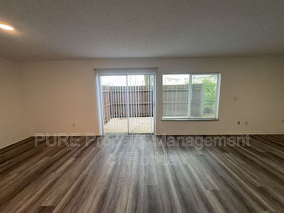 5th image of 627 NE 28th Ave