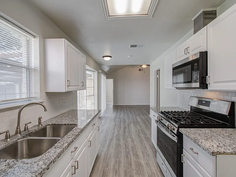15611 La Casa Ln — Photo 17