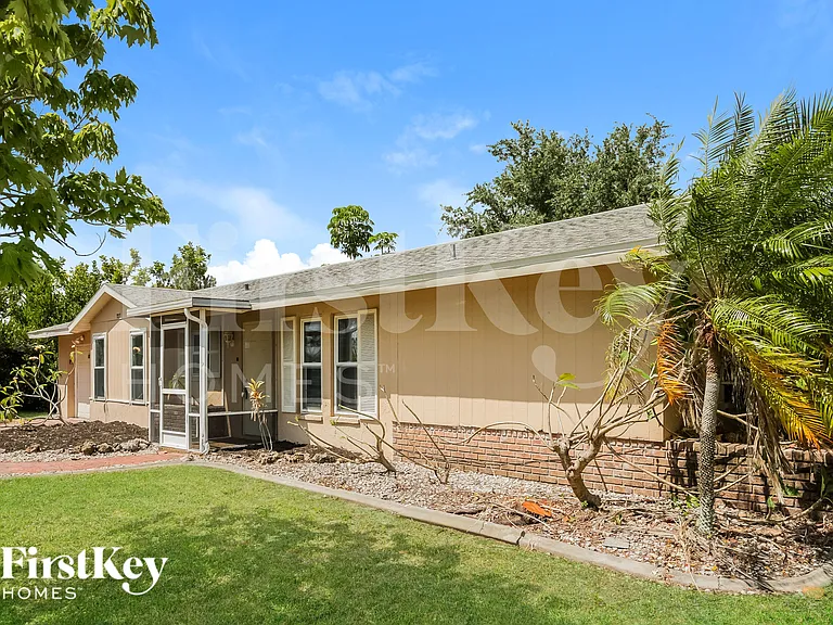 727 SE 9th Pl — Photo 2