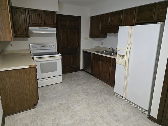 Eat-in kitchen with access to/from garage