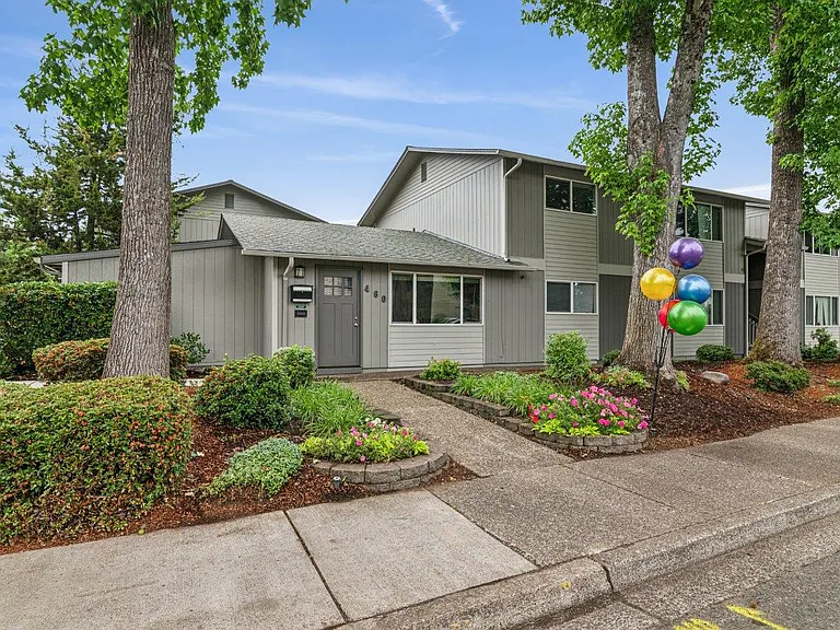 Sequoia Apartments — Photo 17
