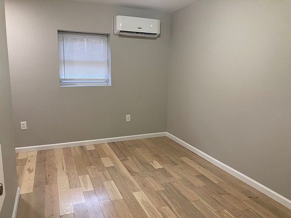 5th image of 5207 Woodland Ave #1R