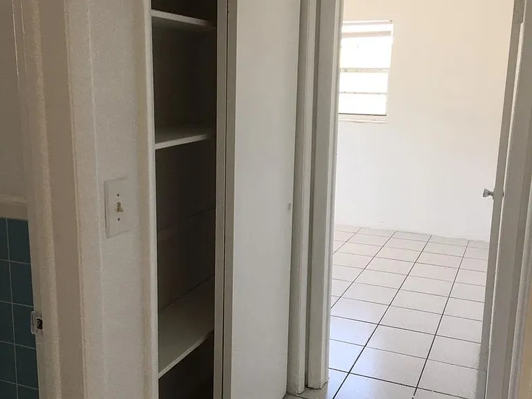 Jaclyn Apartments — Photo 13
