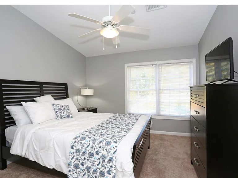 Stonington Estates Apartments — Photo 35