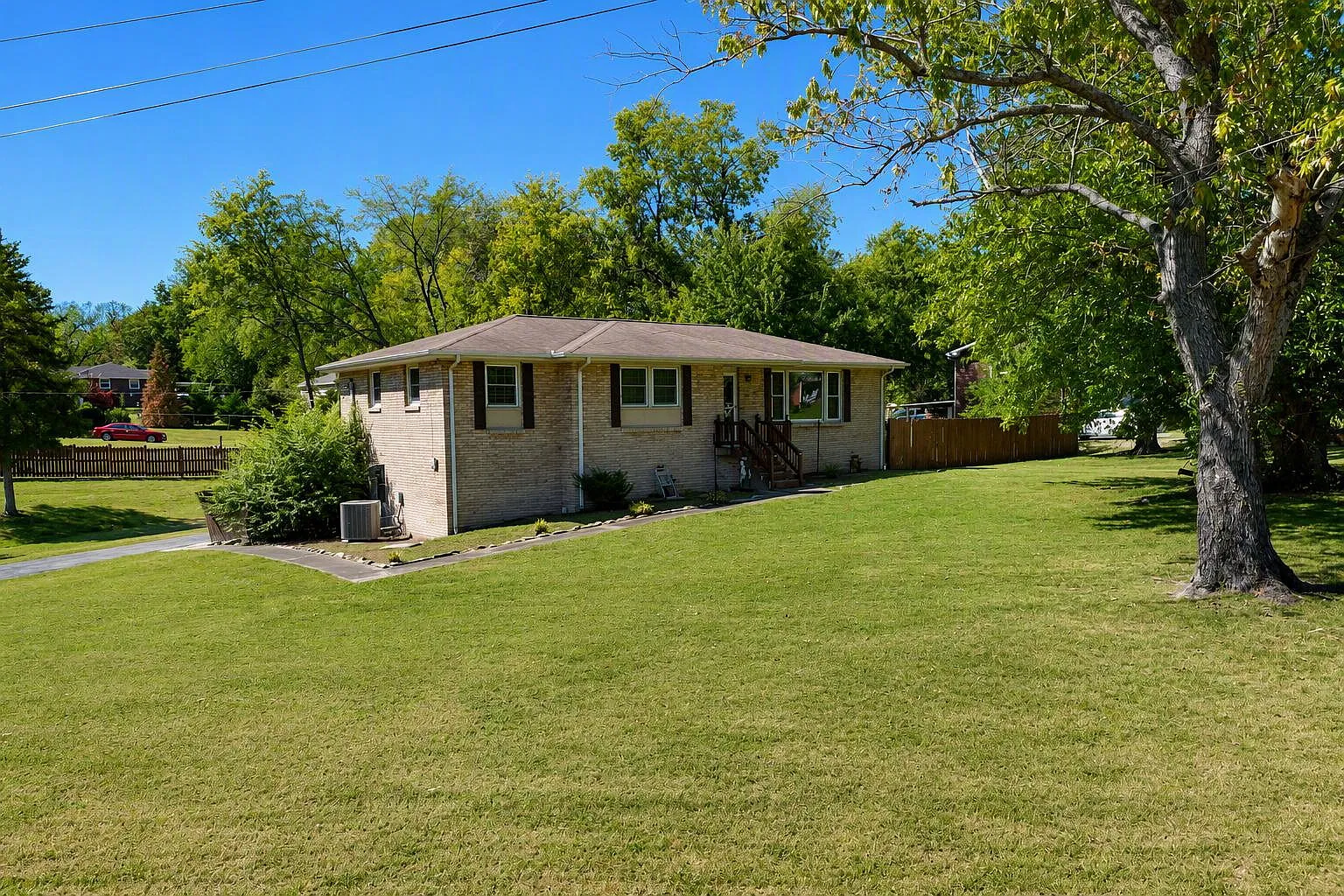 4 bed, 2.5 bath, 2282 sqft, $2,400 — Photo 2