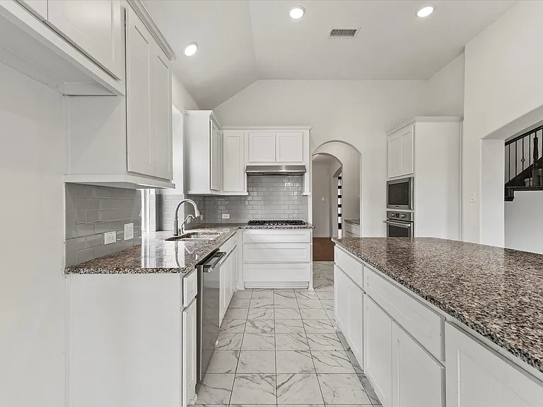 1600 Lake Grove Dr — Photo 7