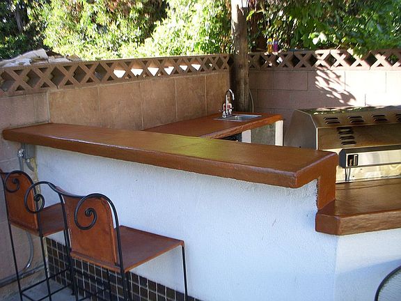 Outdoor Kitchen with bar