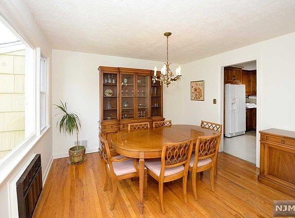 4th image of 22 Westwood Dr N