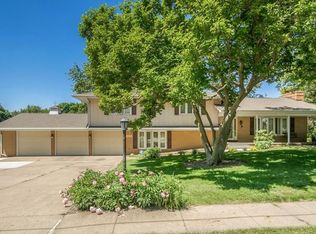 5290 E Oakwood Dr, Pleasant Hill, IA 50327