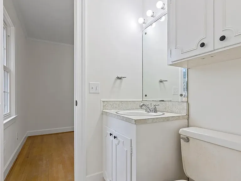 Half bathroom (Connecting Bedrooms 3 & 4)