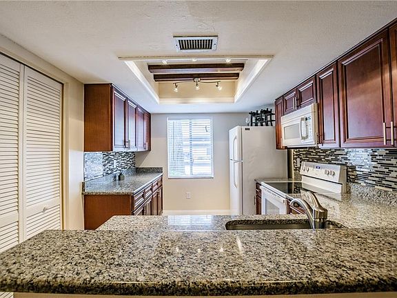 5th image of 215 Palmetto Ct