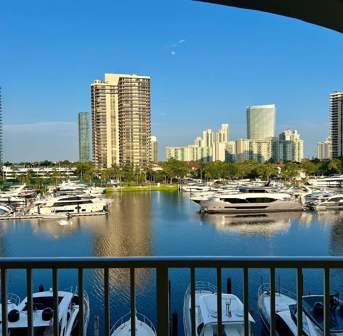 The Yacht Club At Aventur — Photo 1
