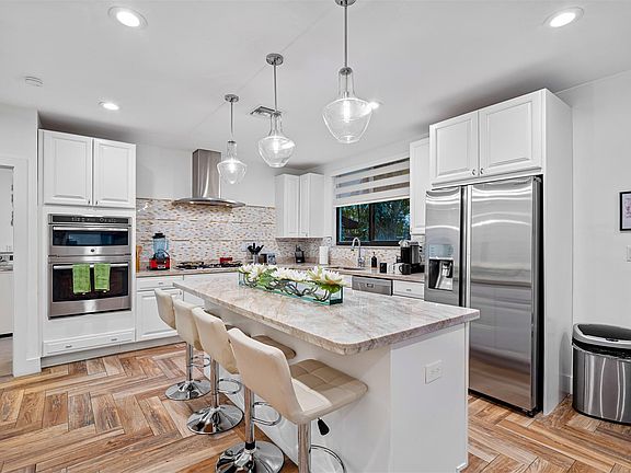 2nd image of 605 NE 15th Avenue