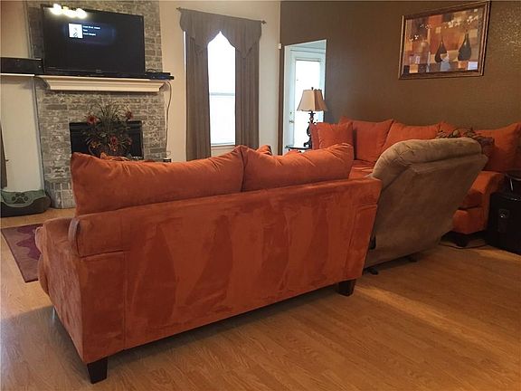 3rd image of 823 Parkside Dr