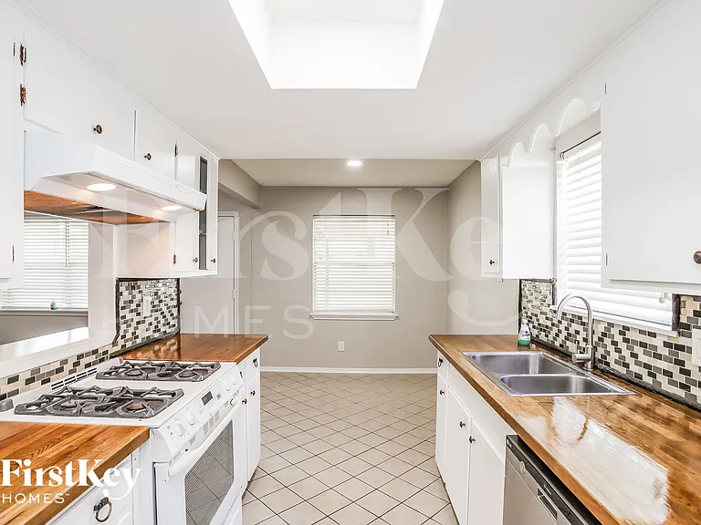 13914 Duncannon Dr — Photo 8