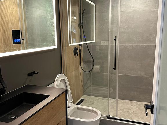 3rd image of 2410B Fleetwood Dr