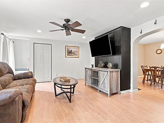 2nd image of 352 Mountain View Rd