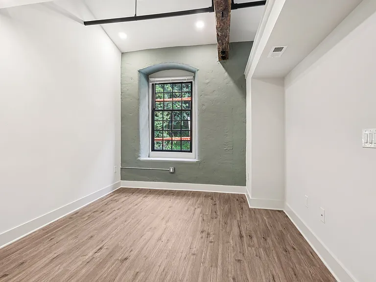 Trent Manayunk — Photo 38