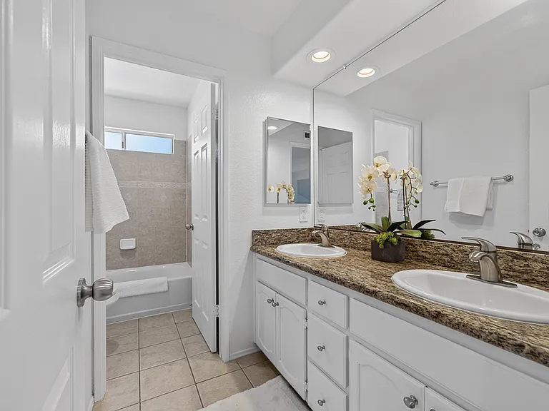 13887 Carriage Rd — Photo 44