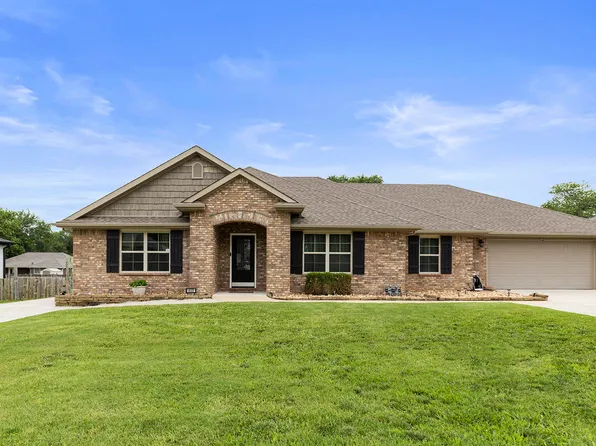 405 E 9th St, Grove, OK 74344