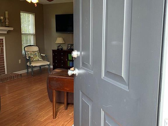 3rd image of 109 Cabot Ct W