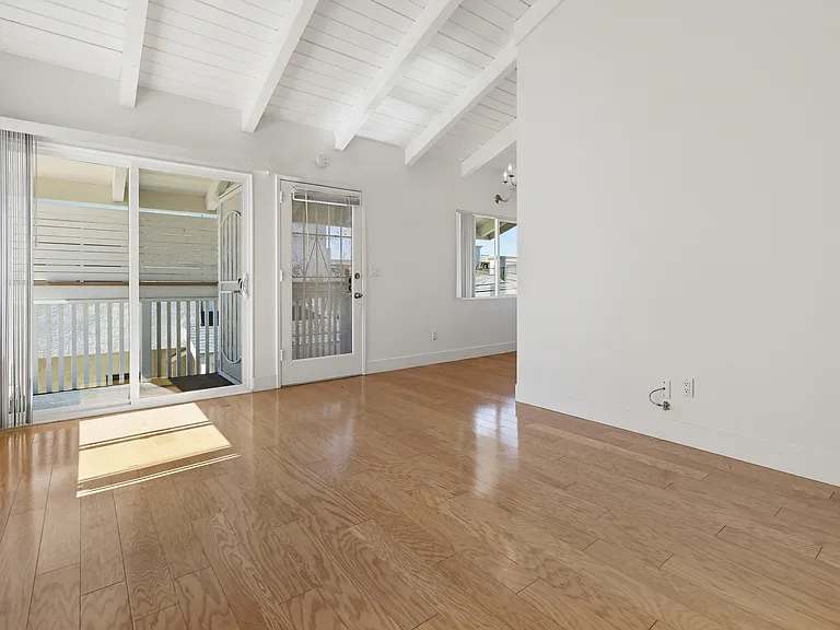 3733 Riviera Dr — Photo 31