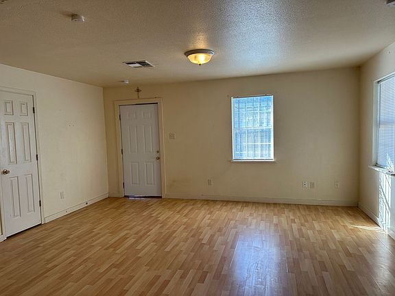 3rd image of 434 W Avenue F