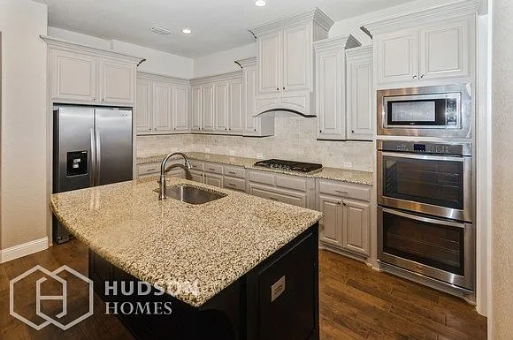 3 bed, 2.0 bath, 1990 sqft, $2,899 — Photo 3